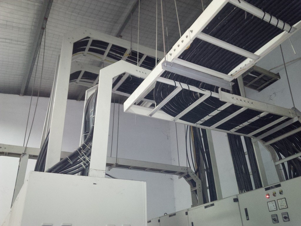 co xuống máng cáp