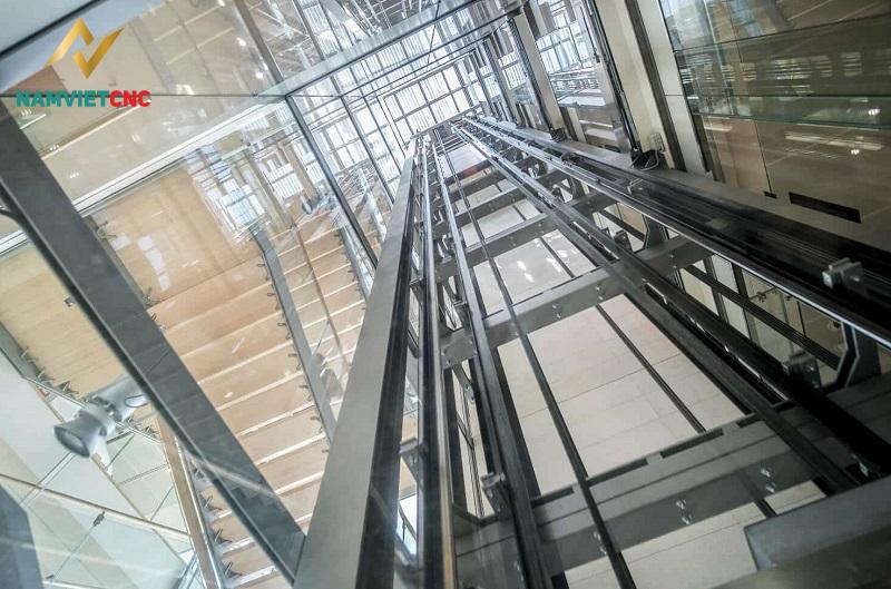 nên dựng khung thép thang máy ở đâu?