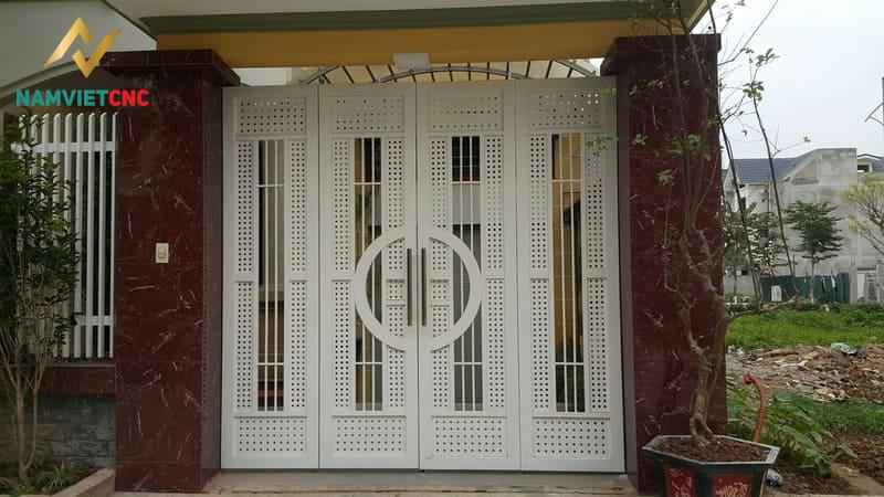 Việc chọn kích thước cổng sắt 4 cánh dựa trên nguyên tắc phong thủy có thể mang lại nhiều lợi ích